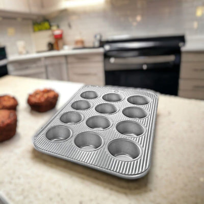 Bake pro-style homemade muffins with this 12 cup muffin pan. Its nonstick silicone coating means no liners required, ensuring effortless cleanup.