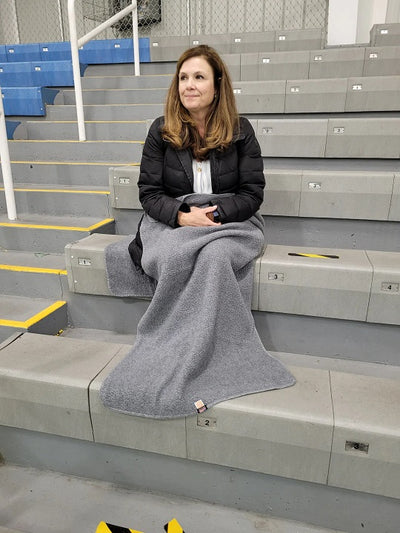 Stay cozy with our thermal blanket. Portable and easy to use, it's perfect whether you're at a game or at home. Ideal for gifting to loved ones.